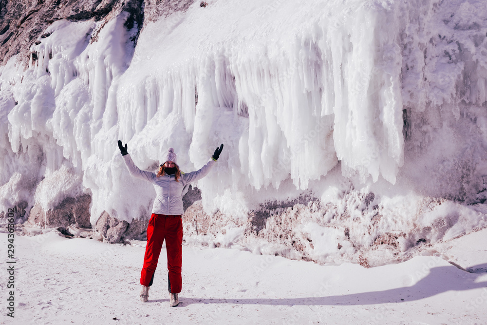 Fotografie Traveling woman standing in front of amazing view