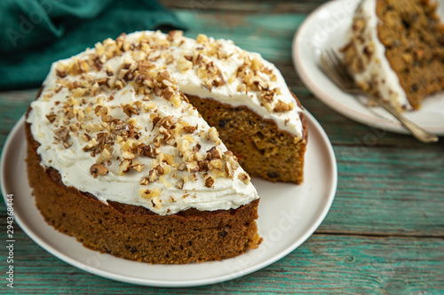 Fotografiet homemade carrot cake with walnut and cream cheese frosting