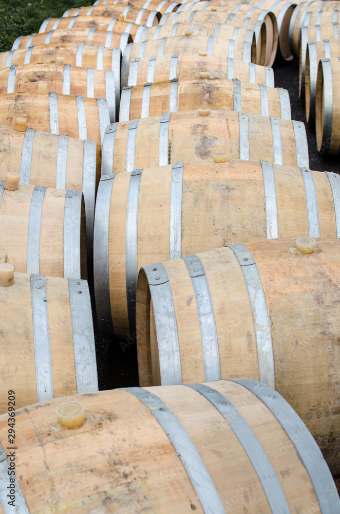 Des barils de vin alignés. Des tonneaux alignés. Des barils en ligne. Une cuverie. Le travail du vin. Fabrication de vin. Des barriques alignées. Des barils de vin alignés. Des tonneaux alignés. Des barils en ligne. Une cuverie. Le travail du vin. Fabrication de vin. Des barriques alignées.