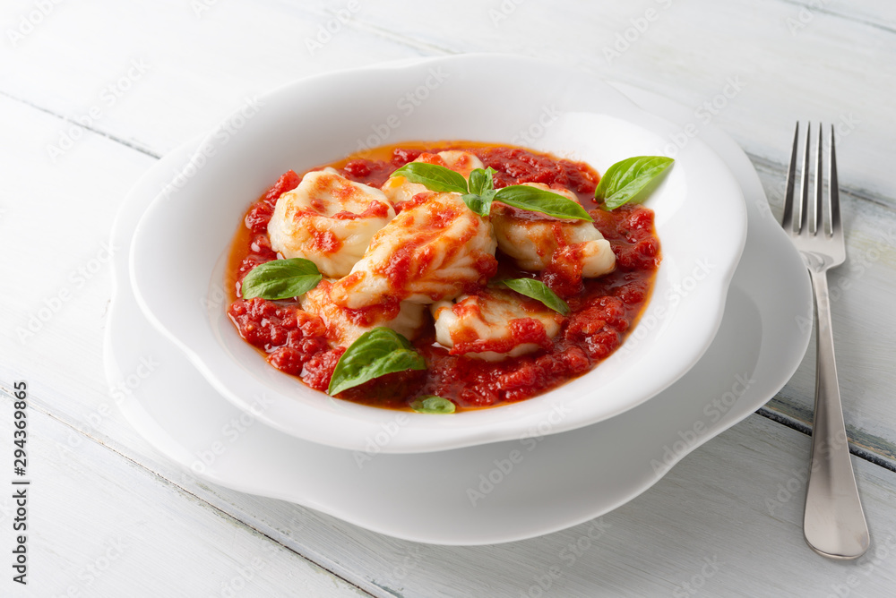 Culurgiones, tipici ravioli sardi ripieni di pecorino e patate in salsa di pomodoro Culurgiones, tipici ravioli sardi ripieni di pecorino e patate in salsa di pomodoro