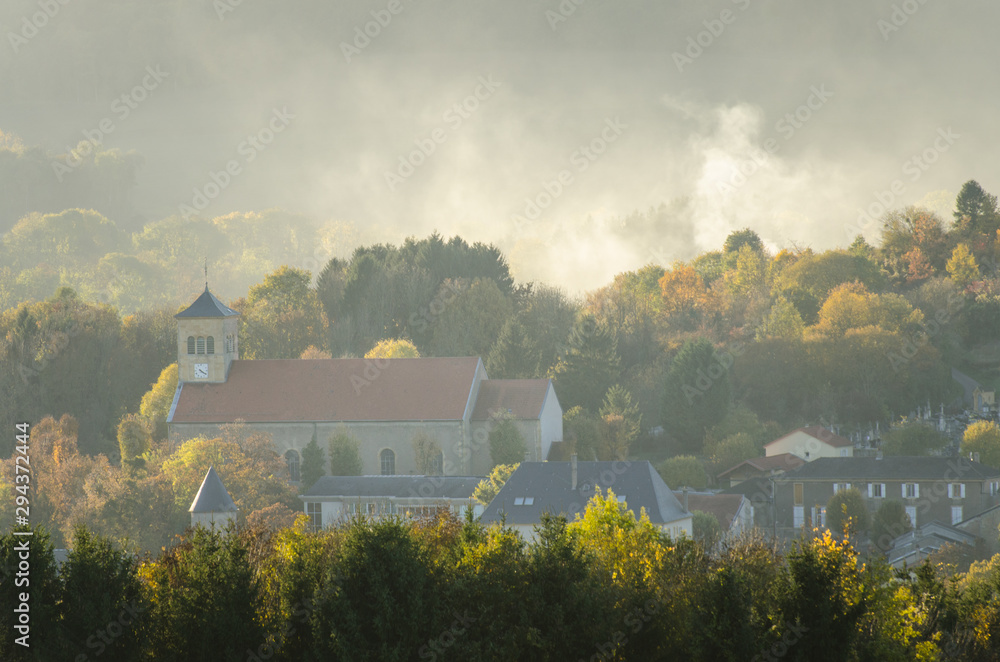 Fototapeta premium Novéant-sur-Moselle village de lorraine village français avec la forêt en automne 