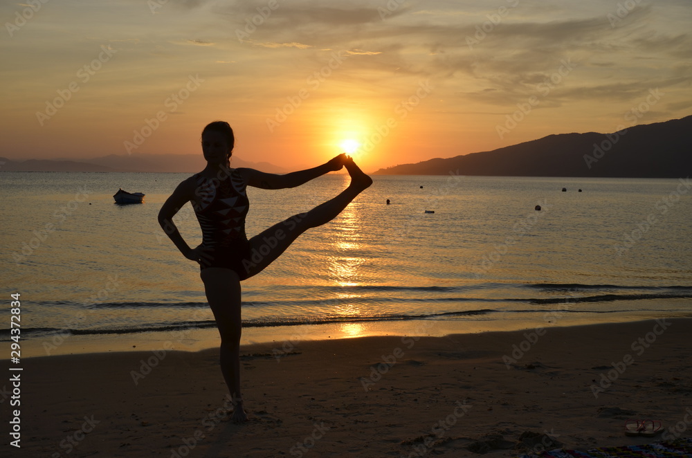 yoga poses na praia