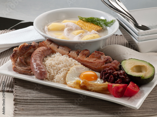 Menú preparado de verduras, embutidos y carne con menaje. Prepared menu of vegetables, sausages and meat with kitchenware.