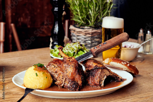 Gebratene Ente zu Weihnachten mit Knödel Blaukraut und Bier