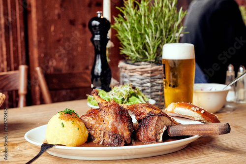 Gebratene Ente zu Weihnachten mit Knödel Blaukraut und Bier