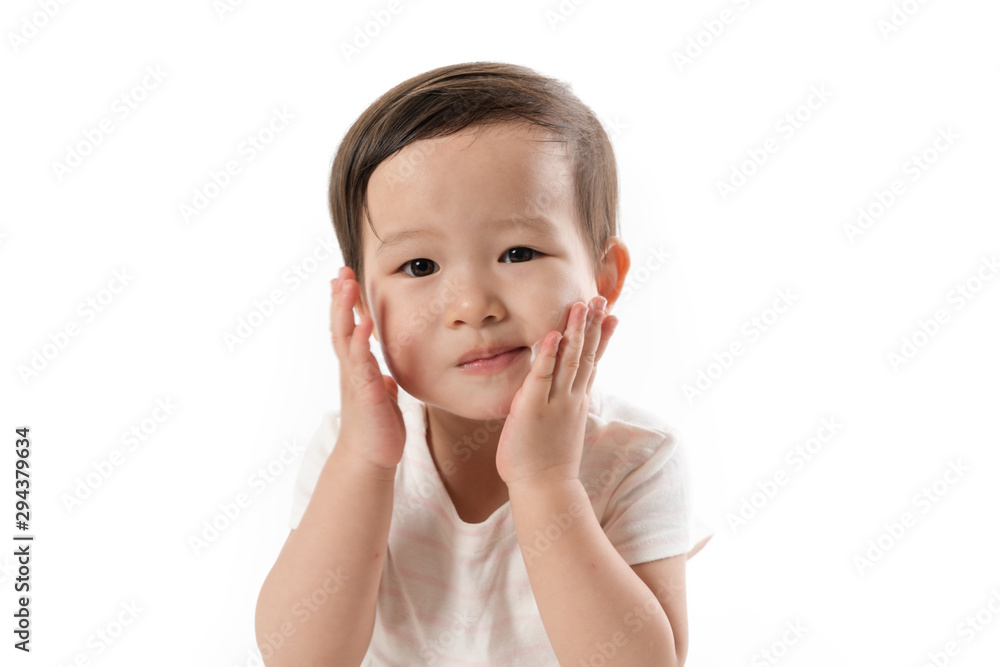 Girls wear moisturizing cream on their faces Girls wear moisturizing cream on their faces