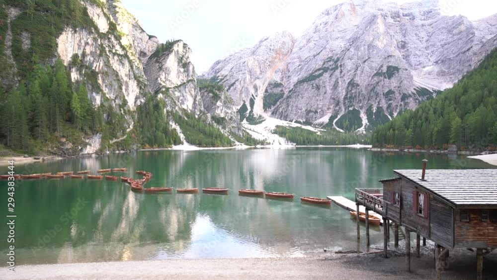 Steg mit Booten am See Steg mit Booten am See
