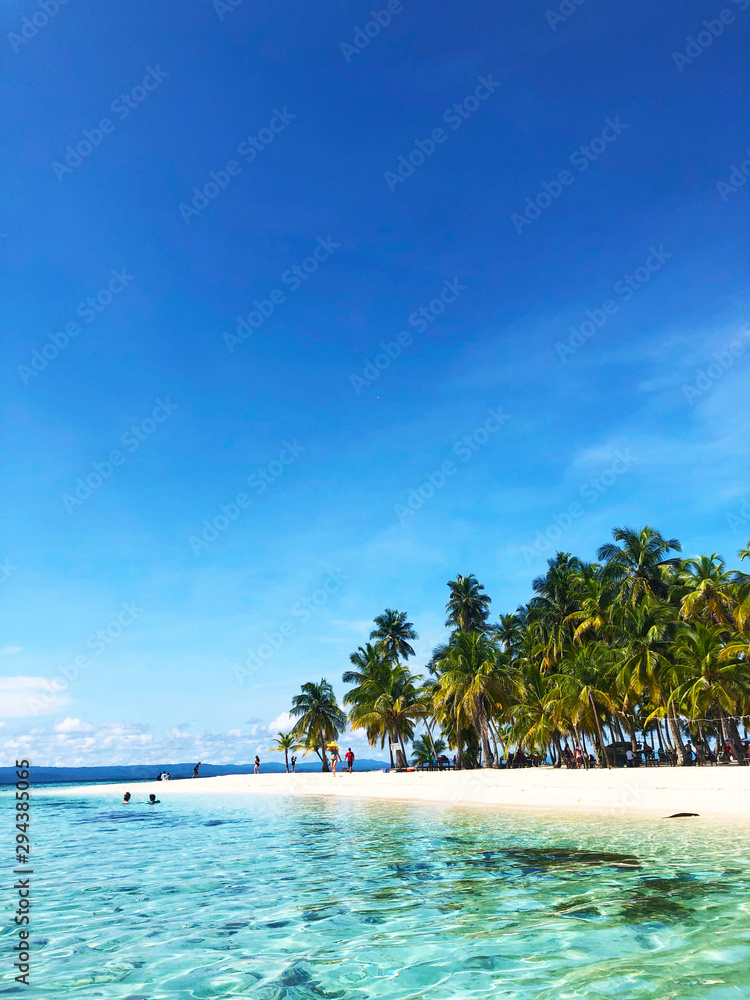 Fototapeta premium Paradise - beach on San Blas Islands, Archipelago in Panama.