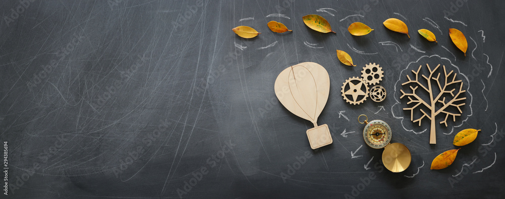 Fototapeta Koncepcja edukacji, transparent rocznika balonu na tablicy z jesiennymi liśćmi