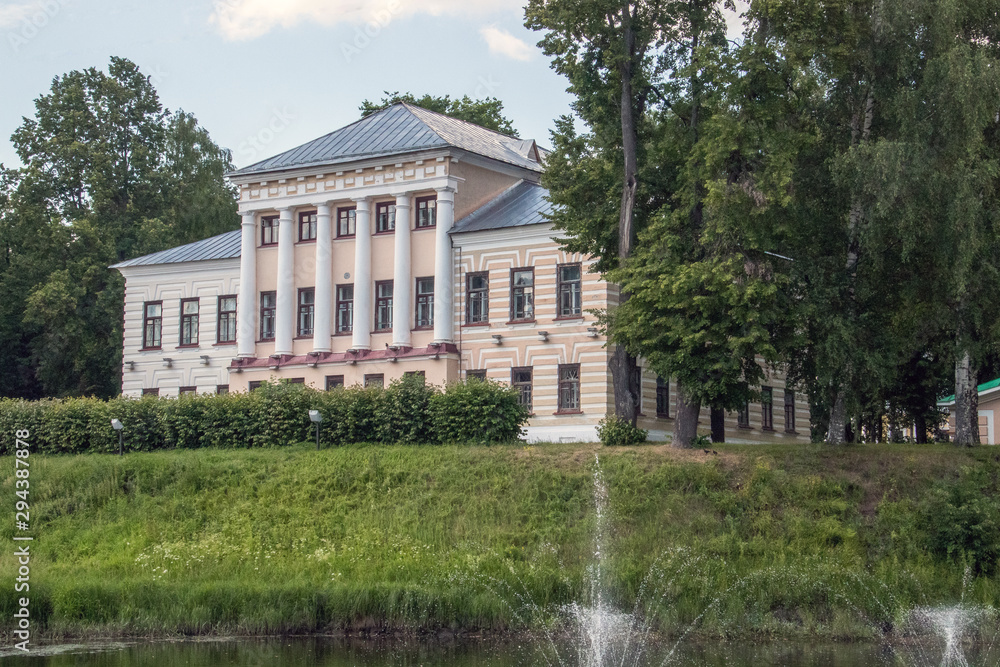 Obraz premium Uglich Kremlin. View of the historic building of the city Council from the S-shaped brook Stone.