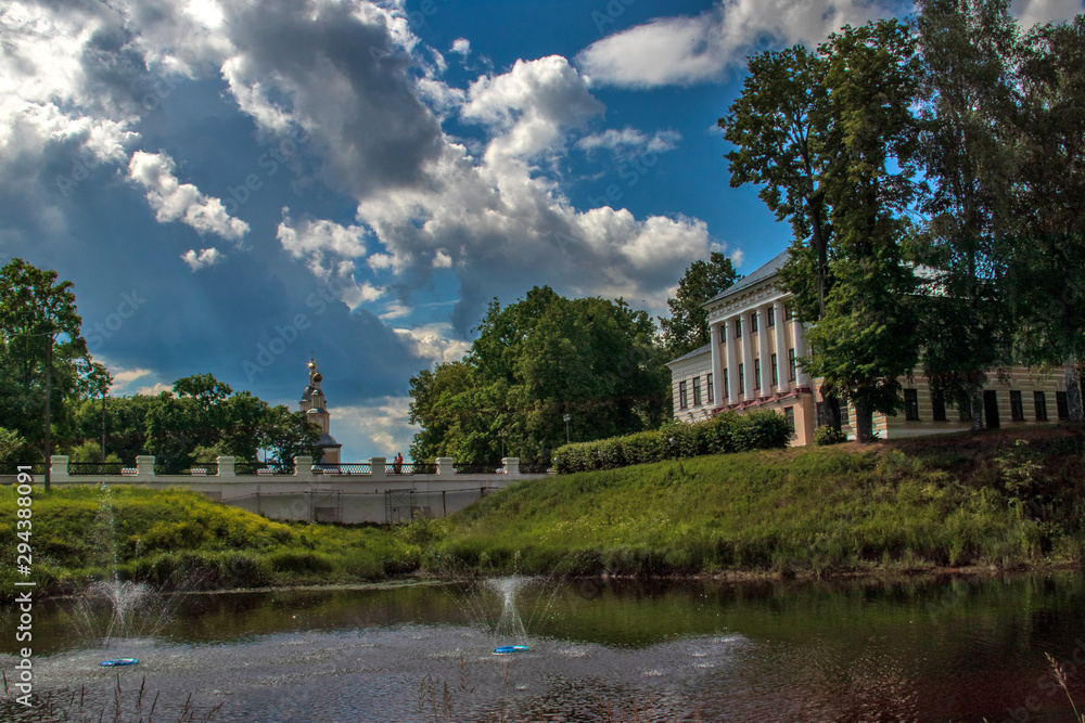 Naklejka premium Uglich Kremlin. view of the historic building of the city Council and The Church of the Kazan icon of the mother of God from the Stone stream