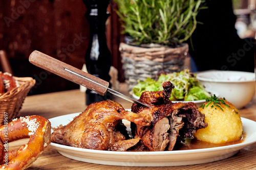 Ente gebraten Weihnachten Essen mit Knödel und Blaukraut Bier photo