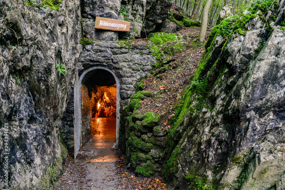 Obraz premium Höhlenausgang Bilsteinhöhle Sauerland Warstein Tropfsteinhöhle Beleuchtung Wald Deutschland Natur Speläologie Park Kalkstein Tor Tür Licht Beleuchtung Unterwelt Cave Germany Natural Reserve