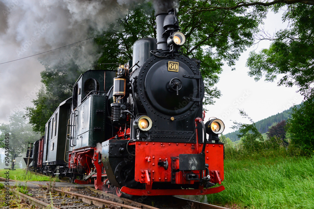 Fototapeta premium Parowóz Kolej Sauerland Kleinbahn Plettenberg Lok Kolej wąskotorowa Smoke Museum Train Niemcy Nostalgia Romantyczny pociąg Oldtimer Steam Train Niemcy Sauerland Vintage
