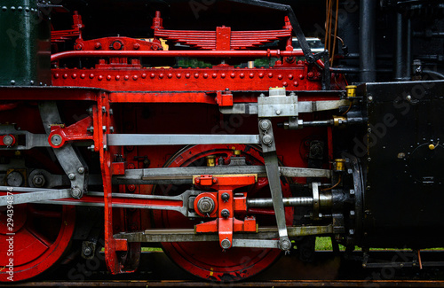 Dampflokomotive Gestänge Räder Antrieb Nahaufnahme Technik Nostalgie Vintage Technik Erfindung Stahl Fett Kessel Lok Dampfross Deutschland rot schwarz Sauerländer Kleinbahn Lokomotive Technologie photo