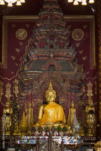 Buda de oro en templo de Chiang Mai