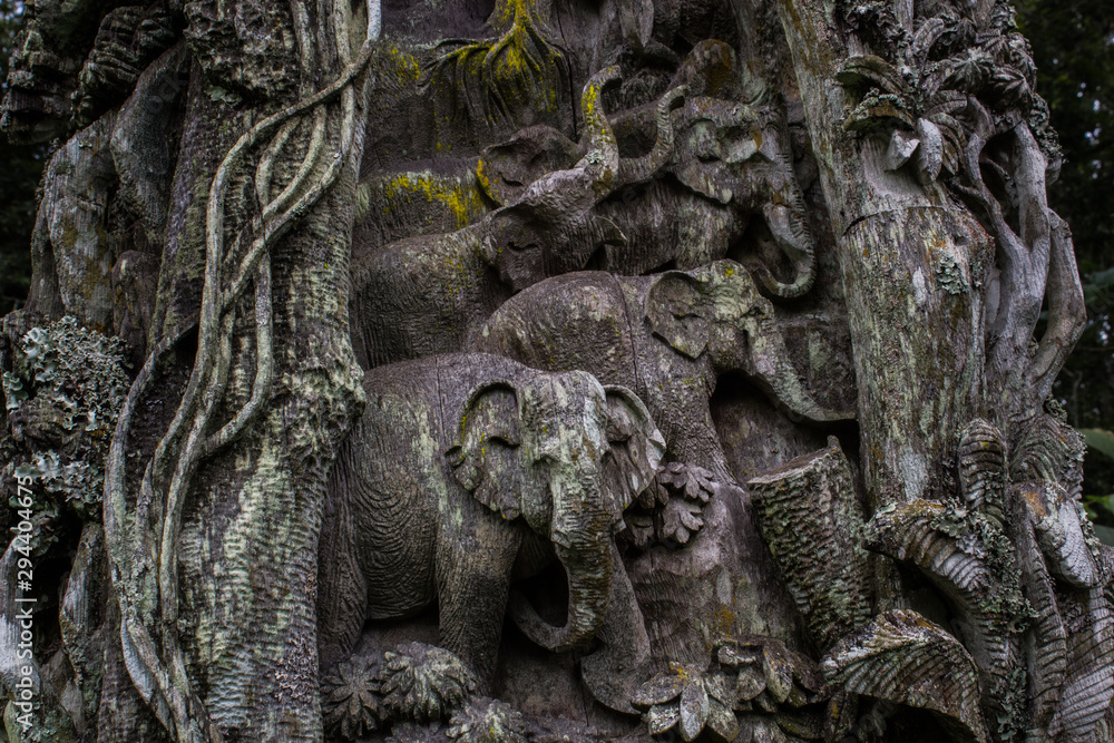 Elefantes tallados en árbol