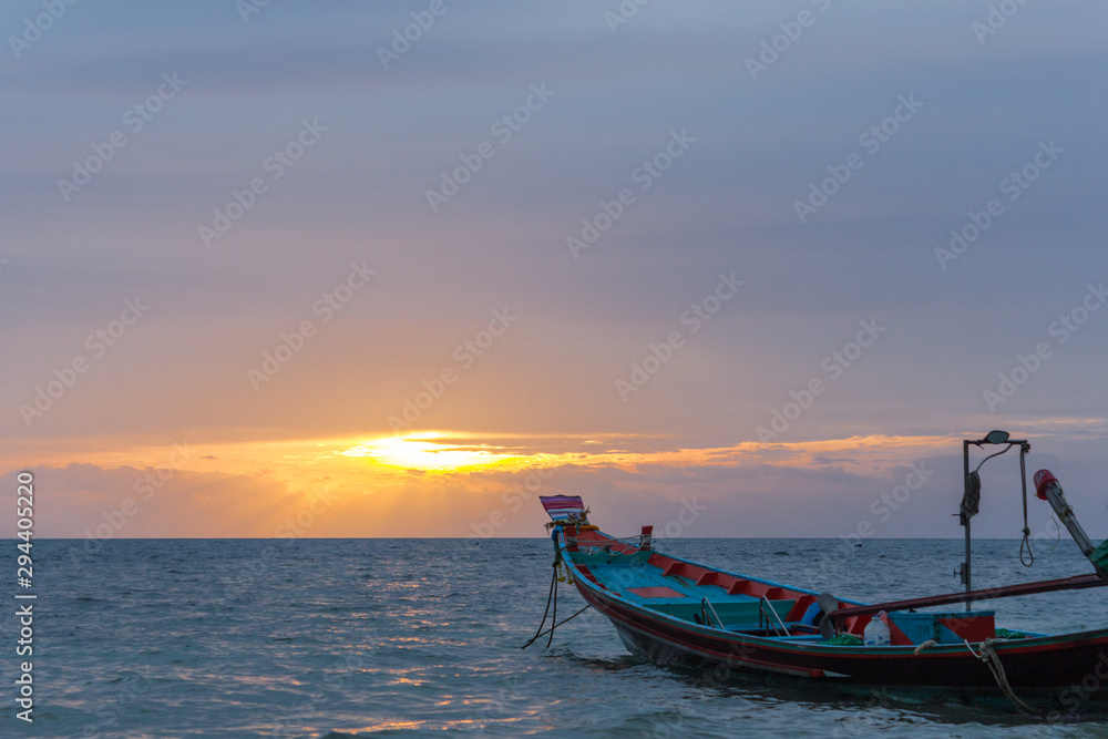 Embarcación en Koh Thao con atardecer de fondo