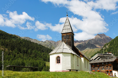 Kapelle bei Kurzras vor den Ötztaler Alpen © mariso