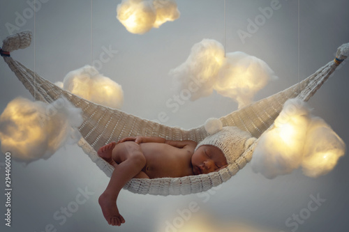 Cuadro en lienzo Cute little baby sleeping in the hammock
