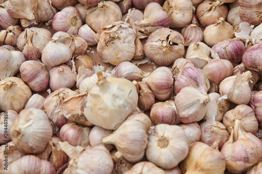 Bad quality garlic at the market. Seller trying to sell you not fresh product. Dry vegetable. Spoiled garlic. Bad quality garlic at the market. Seller trying to sell you not fresh product. Dry vegetable. Spoiled garlic.