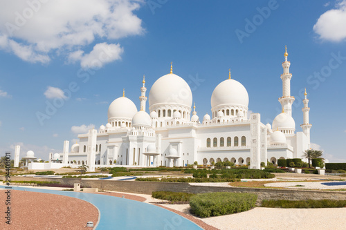 Obraz na plátně Sheikh Zayed Grand Mosque in Abu Dhabi, the capital city of United Arab Emirates