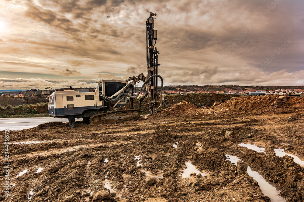 Obraz premium Industrial drilling machine in a construction site with mud