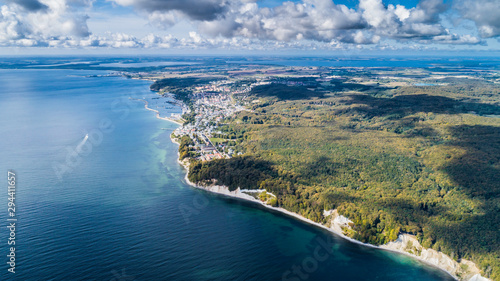 Sassnitz - miasto, kurort i port nad morzem bałtyckim na wyspie rugia z lotu ptaka