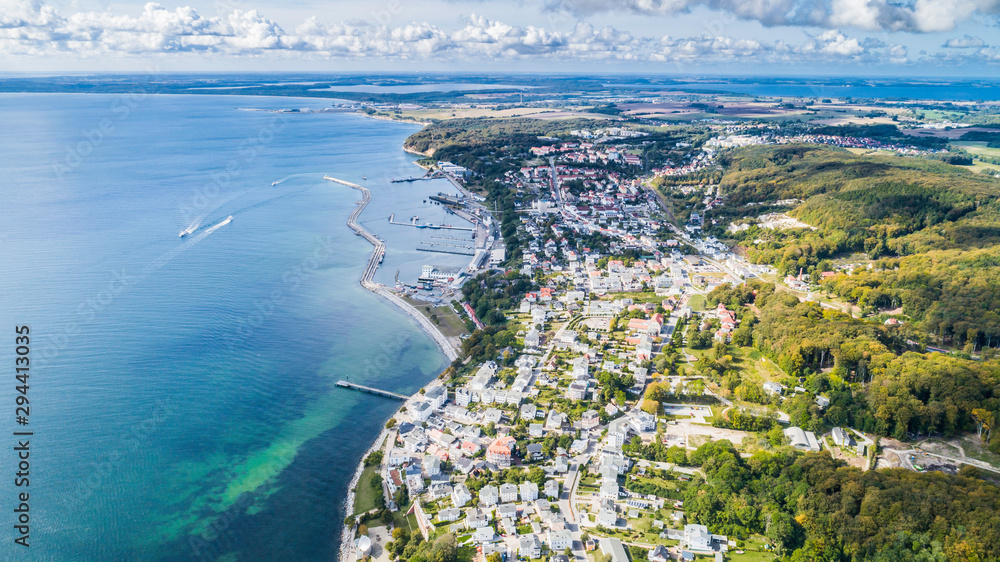 Obraz premium Sassnitz - miasto, kurort i port nad morzem bałtyckim na wyspie rugia z lotu ptaka