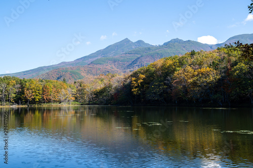 秋の知床 知床五湖【四湖】と知床連山（北海道・斜里町）