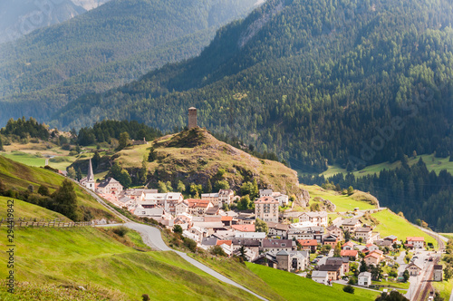 Ardez, Dorf, Unterengadin, Kirche, Engadinerhäuser, Steinsberg, Ruine, Felsen, Alpen, Graubünden, Wanderweg, Sommer, Schweiz photo