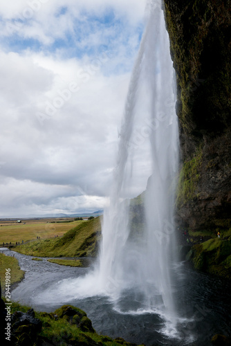 Seljalandsfoss-Wasserfall auf Island, den man umrunden kann © Ernst August