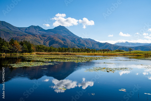 秋の知床　知床五湖【一湖】と知床連山（北海道・斜里町）
