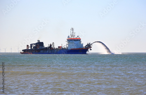 Foto Trailing suction hopper dredger. North Sea, the Netherlands.