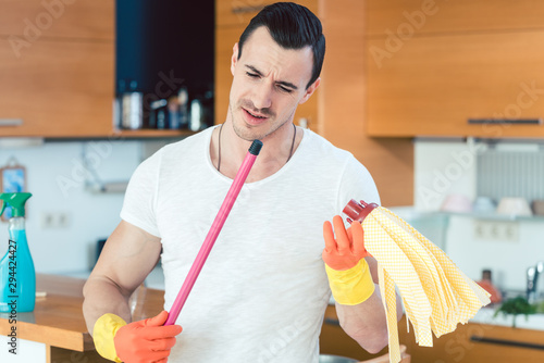 Fotografija Man is a bit overwhelmed by the duties of a homemaker