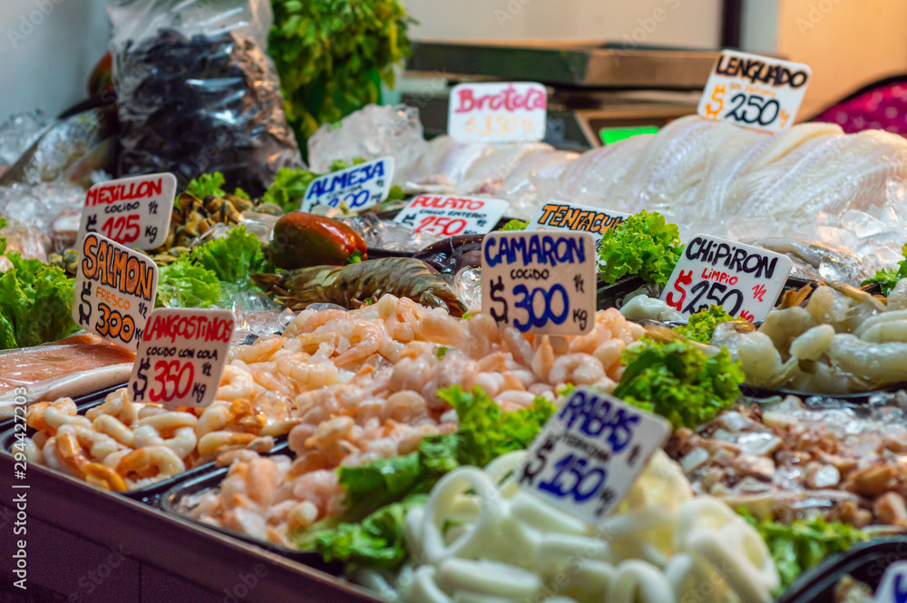 Obraz premium Mariscos y filetes de lenguado y merluza