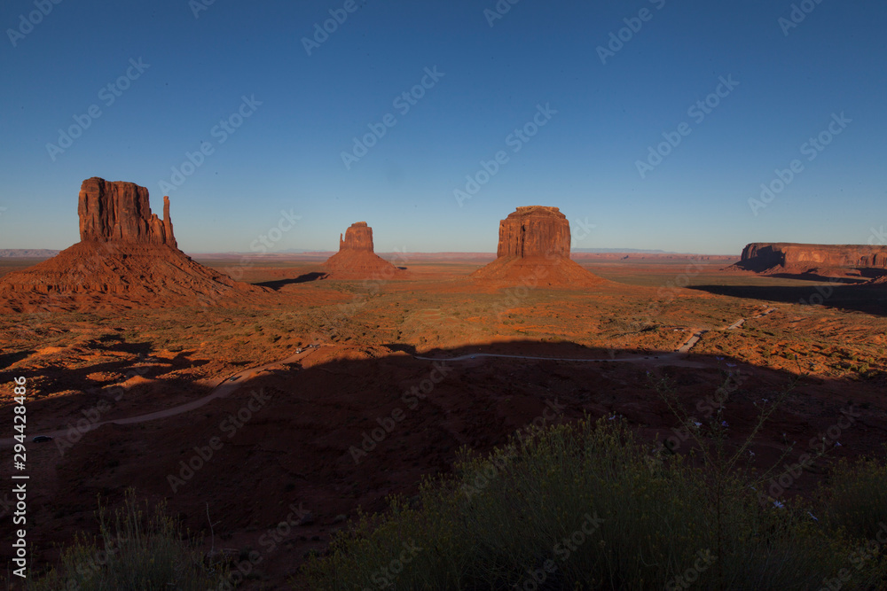 atardecer en el Monument Valley atardecer en el Monument Valley