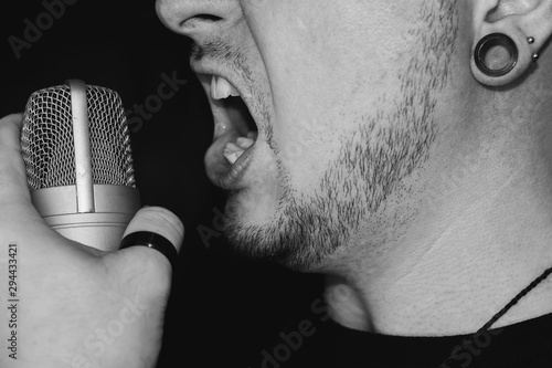 Quadro su tela Man screaming on the microphone