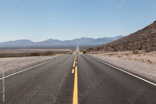 carretera con líneas amarillas en el Death Valley photo