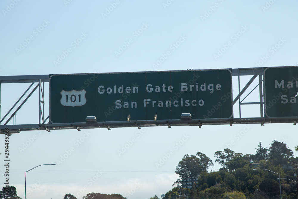 cartel de tráfico que anuncia Golden Gate