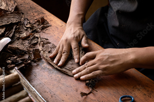 Man hands making cigars. © jcfotografo