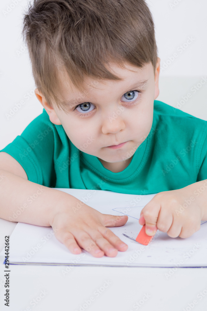 Schulkind benutzt ein radiergummi