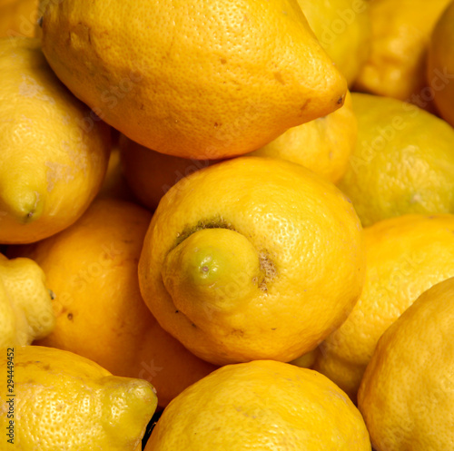 Zitronen liegen auf einem Stapel auf einem Marktstand photo
