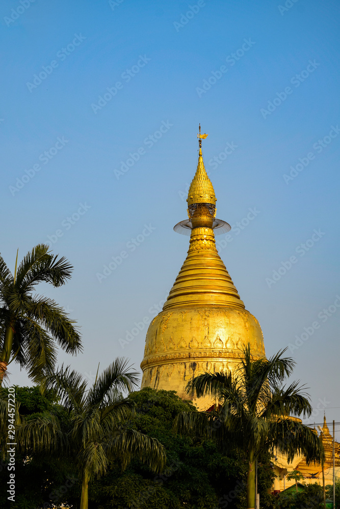 Fototapeta premium The Shwedagon Pagoda in Yangoon