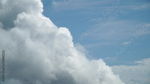 白い雲と青い空