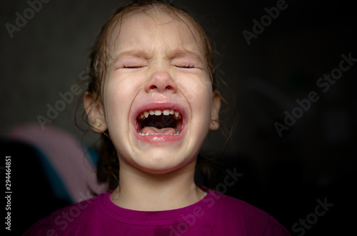 Billede på lærred Little girl sitting on the floor, she is upset and crying