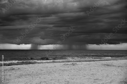 Ταπετσαρία Rain and Clouds in a black and white photo of North Clearwater beach just before