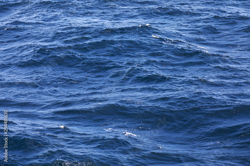 Wasseroberfläche mit Wellen im Atlantik bei starkem Wind und bewegter See, Hintergrund.