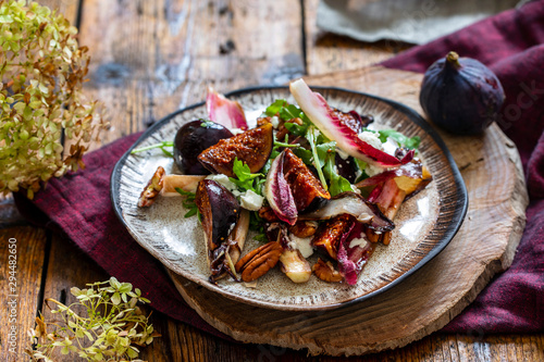 Fotografie Caramelised figs and chicory salad