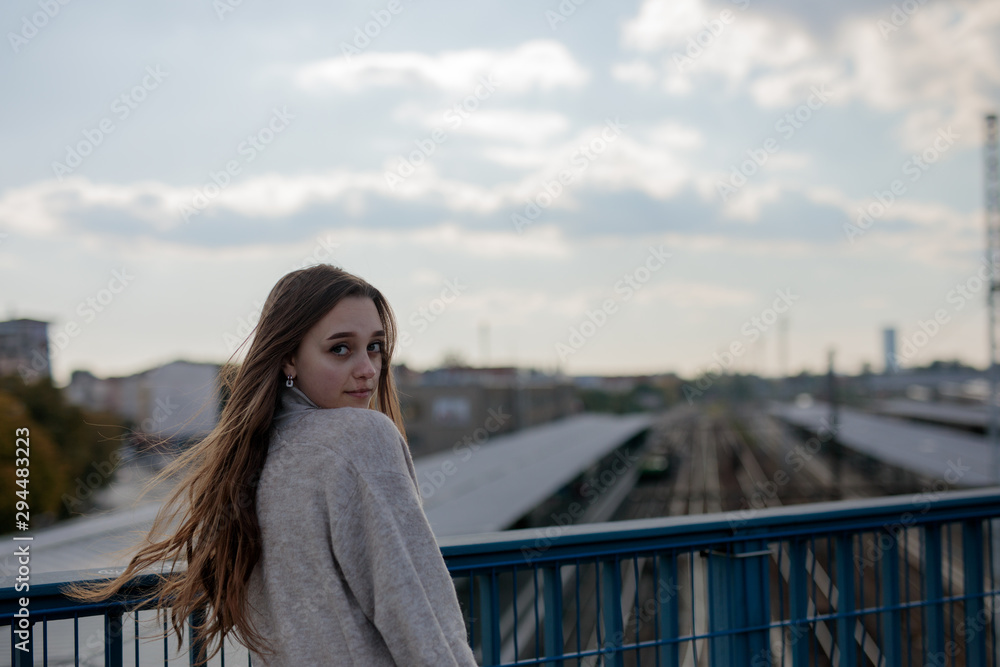 Frau in der Stadt Berlin beim Spazieren